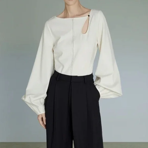 White blouse with black contrast stitching long sleeves key hole button detail - Picture 3 of 5